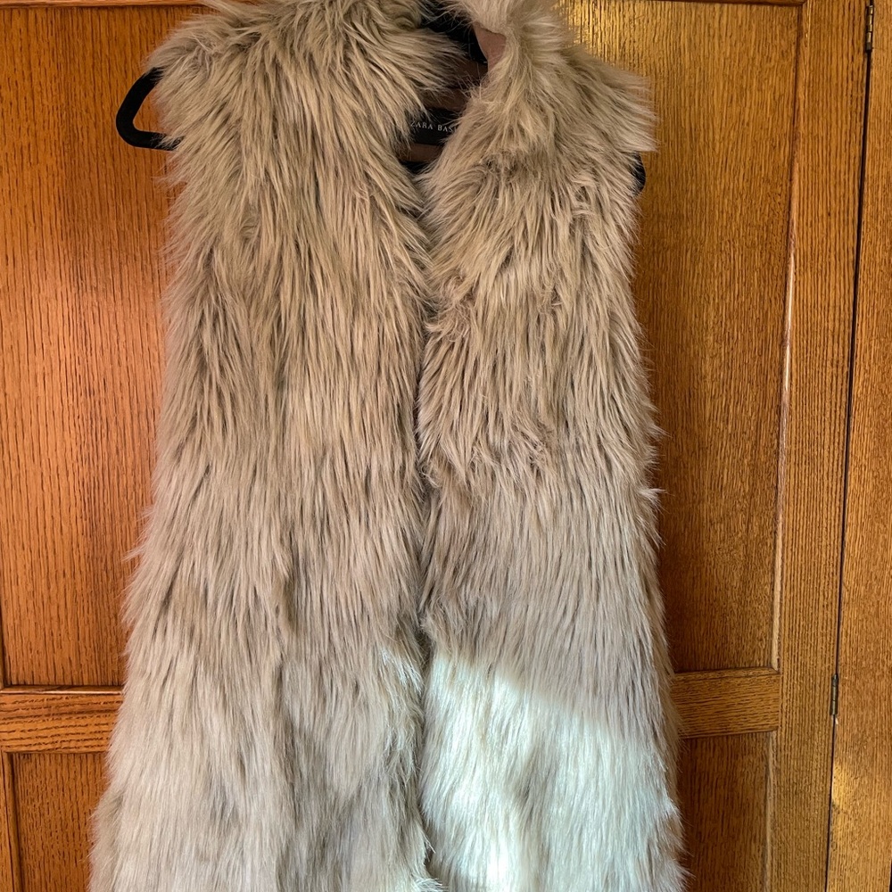 Zara Basic Faux Fur Vest in Light Brown. Medium